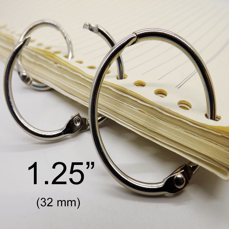 Argollas abatibles articuladas metálicas con bisagra de perno remachado en acabado niquelado (plateado). Medida de 32 mm de diámetro interior, ideal para carpetas, agendas, menús, publicaciones impresas, carteles colgantes y gráficos. Capacidad para almacenar 260 hojas. Argollas abatibles articuladas metálicas con bisagra de perno remachado en acabado niquelado (plateado). Medida de 32 mm de diámetro interior, ideal para carpetas, agendas, menús, publicaciones impresas, carteles colgantes y gráficos. Capacidad para almacenar 260 hojas.